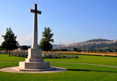 Immagine con croce, cimitero, prato, verde, monumento, alberi, lapidi, guerra, cielo