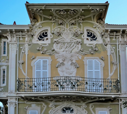 Immagine con balcone, liberty, palazzo, finestre, decorazioni, ringhiera, facciata, persiane