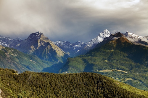 Immagine con montagne, nuvole, cielo, neve, alberi, cime, verde, bosco, montagna, paesaggio, panorama, ghiacciaio, ombra, vette, foresta