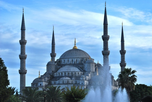 Immagine con cupole, minareti, fontana, moschea, cupola, chiesa, alberi, torri, quattro, nuvole, palme, campanili