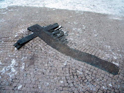 Immagine con croce, legno, porfido, piazza, pavimento, neve, nero, cubetti, bianco, grigio, strada, pavimentazione