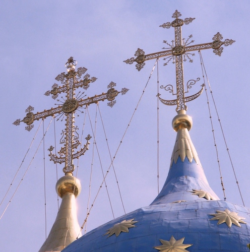 Immagine con croci, oro, stelle, cupole, cielo, azzurro, cupola, croce, fili, metallo, blu, cavi, sfere, due