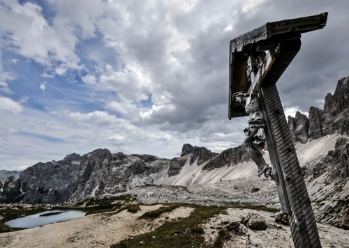 Immagine con nuvole, lago, crocifisso, croce, montagna, cielo, montagne, acqua, ghiacciaio, panorama, paesaggio, ghiaccio, legno, neve