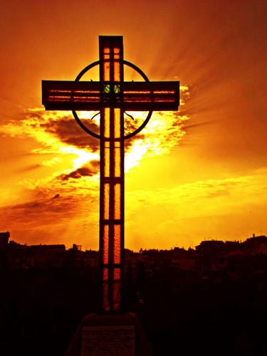 Immagine con croce, giallo, cielo, controluce, tramonto, nuvole, cerchio, sole, rosso, silhouette, vetro, arancio, arancione, luce