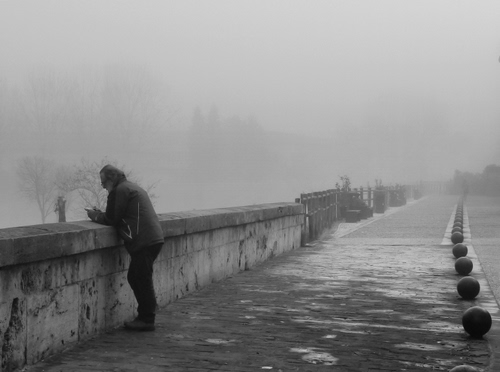 Immagine con nebbia, uomo, sfere, bianconero, strada, persona, muretto, muro, alberi