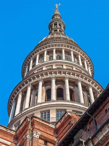Immagine con colonne, cupola, cielo, finestre, statua