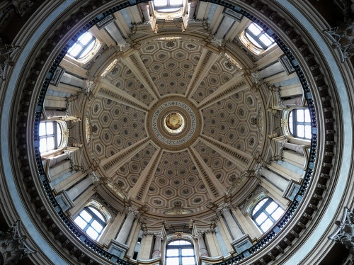 Immagine con cupola, finestre, colonne, cerchio, chiesa, cerchi