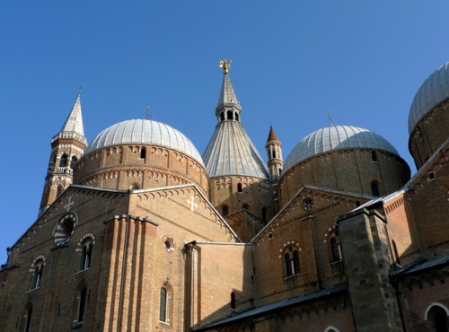 Immagine con chiesa, cupole, cielo, finestre, padova, campanile, santo, basilica, rosone