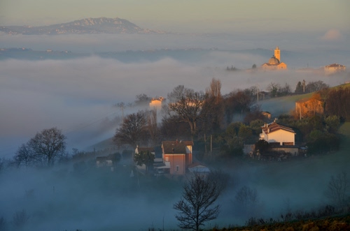 Immagine con nebbia, alberi, case, panorama, paesaggio, montagne, chiesa, montagna, paese, campanile