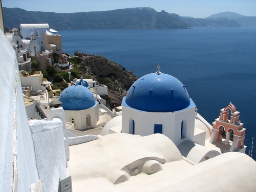 Immagine con mare, cupole, bianco, blu, grecia, paesaggio, azzurro, santorini