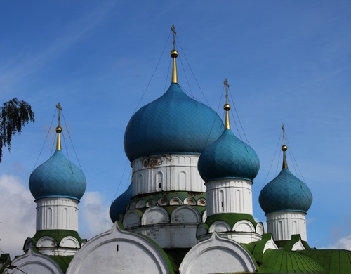 Immagine con cupole, croci, azzurro, cielo, chiesa, blu, quattro, verde