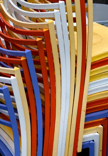 Immagine con sedie, rosso, colori, giallo, bianco, azzurro, blu, multicolore