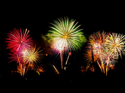 Immagine con fuochi, artificio, colori, nero, rosso, notte, festa, verde, cielo, multicolore, artificiali, luci, notturno