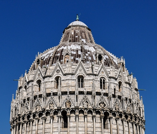 Immagine con colonne, cupola, finestre, pisa, battistero, statue, azzurro, cielo, bifore, chiesa