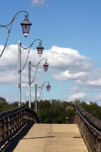 Immagine con ponte, lampioni, nuvole, cielo, alberi, quattro, ringhiere, legno