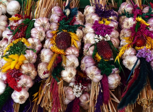 Immagine con aglio, fiori, giallo, rosso, colori, trecce, spighe, bianco, verde, paglia, ortaggi, viola, multicolore, cipolle