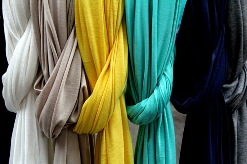 Immagine con giallo, bianco, colori, tende, nodi, verde, blu, azzurro, stoffa, multicolore