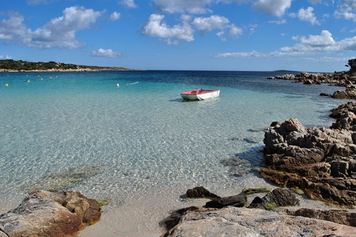 Immagine con mare, barca, nuvole, scogli, acqua, spiaggia, azzurro, rocce, paesaggio