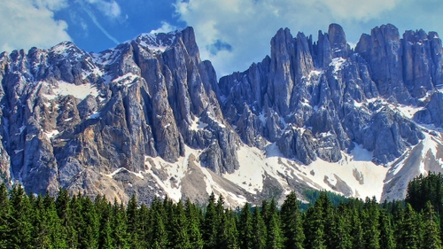 Immagine con neve, alberi, montagne, montagna, cielo, rocce, nuvole, roccia, pini, cime, verde