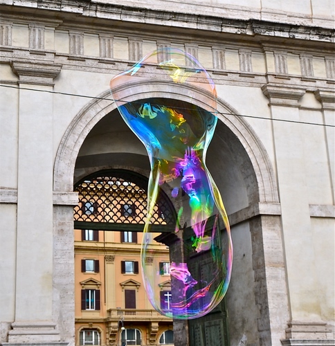 Immagine con bolla, arco, sapone, colori, porta, finestre, trasparenza, colonne, riflessi
