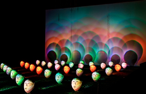 Immagine con colori, maschere, verde, ombre, facce, rosso, teatro, multicolore, luci, volti, arancio, prospettive