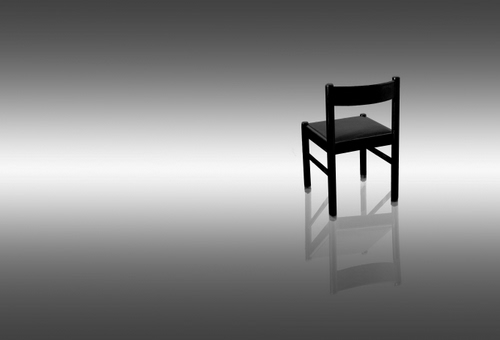 Immagine con sedia, riflesso, grigio, nero, bianconero, legno, minimalismo, bianco, ombra, seduta, vuoto