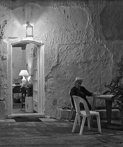 Immagine con porta, sedia, donna, luce, sedie, bianconero, tavolo, lampada, casa, lume, muro