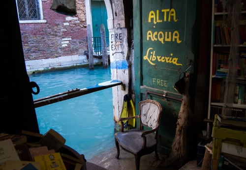 Immagine con canale, sedia, acqua, porta, venezia, scritta, insegna, libreria, poltrona