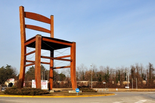 Immagine con sedia, strada, alberi, rotonda, grande, legno, rotatoria, segnale, piazza, aiuola, freccia