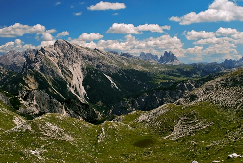 Immagine con nuvole, cielo, montagne, verde, erba, montagna, roccia, vette, panorama