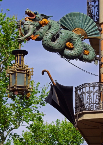 Immagine con drago, ombrello, lampione, balcone, albero, ventaglio, lanterna, verde, ferro