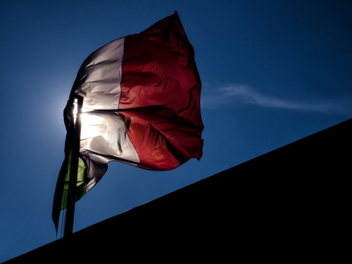 Immagine con bandiera, tricolore, controluce, rosso, azzurro, cielo, bianco, asta, italia