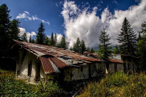 Immagine con cielo, nuvole, tetto, alberi, azzurro, piante, verde, lamiere, lamiera, casa, erba, ruggine, baracca, cascina, bianco, ruderi