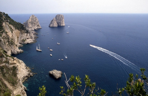 Immagine con mare, barche, scogli, panorama, scia, acqua, faraglioni, motoscafo, capri