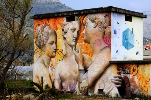 Immagine con tre, murales, donne, alberi, albero, grazie, casa, murale, disegno, dipinto