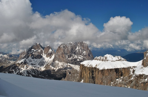 Immagine con neve, montagne, nuvole, cielo, cime, rocce, bianco, inverno, azzurro