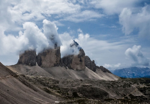 Immagine con nuvole, cime, montagna, cielo, montagne, rocce, roccia, tre, vette, picchi