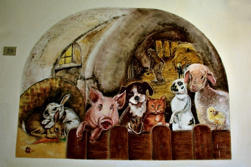 Immagine con maiale, murales, animali, cane, pecora, fattoria, gatto, murale, disegno, dipinto, stalla