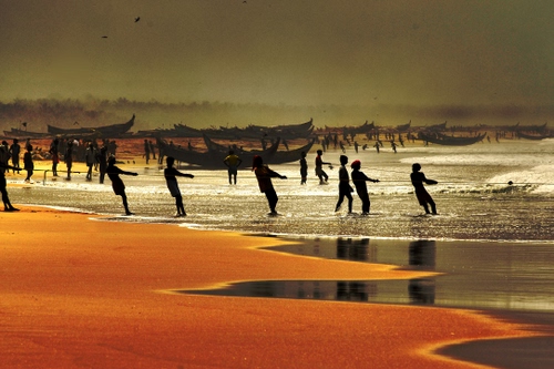 Immagine con mare, spiaggia, pescatori, sabbia, barche, acqua, persone, pesca, riflessi