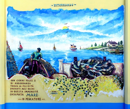 Immagine con mare, pescatore, pesci, barche, murales, murale, scritte, dipinto, poesia