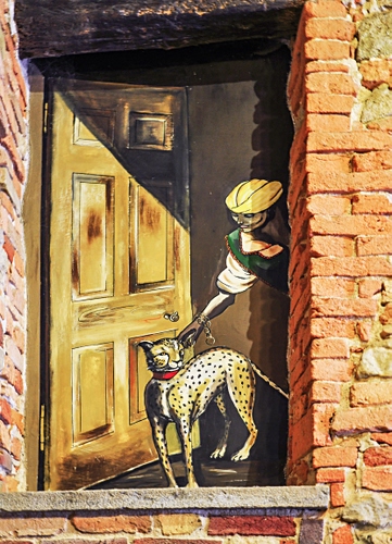 Immagine con porta, murales, mattoni, finestra, animale, muro, murale, giallo, ghepardo