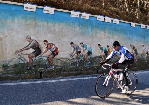 Immagine con bicicletta, ciclista, murales, muro, strada, corridori, corsa, murale