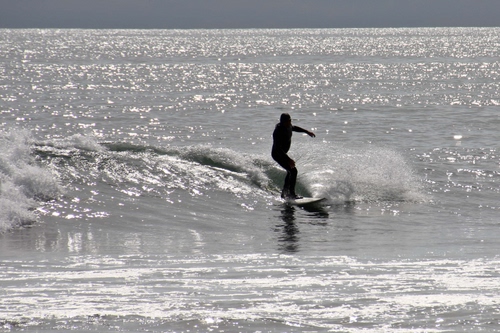 Immagine con mare, acqua, onda, surf, onde, tavola, uomo, sport, surfista, riflesso