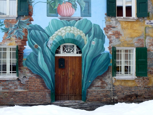 Immagine con porta, finestre, murales, murale, disegno, legno, azzurro, dipinti, finestra, persiane