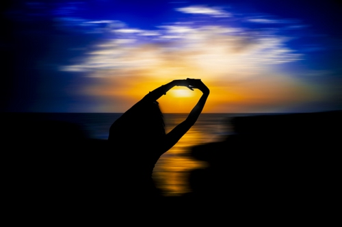 Immagine con sole, tramonto, mare, blu, controluce, silhouette, braccia, donna, nuvole, cielo, riflesso