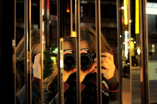 Immagine con fotografa, specchio, scatto, riflesso, fotografo, autoscatto, mani, capelli