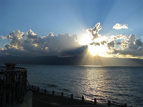 Immagine con nuvole, mare, cielo, acqua, tramonto, raggi, sole, controluce