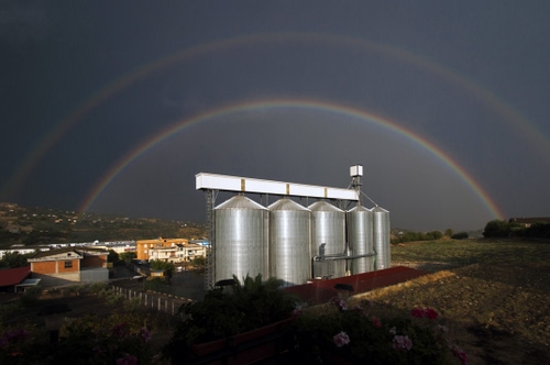 Immagine con arcobaleno, silos, due, case, cielo, acciaio, cinque, arcobaleni, fabbrica