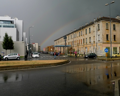 Immagine con arcobaleno, pioggia, strada, riflessi, auto, lampioni, acqua, riflesso