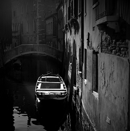 Immagine con ponte, barca, acqua, bianconero, canale, venezia, finestre, case, laguna, riflesso, riflessi, imbarcazione